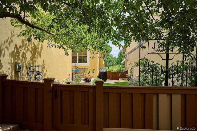 9311 E 5th Ave, Denver, CO 80230 - view of yard with a gate