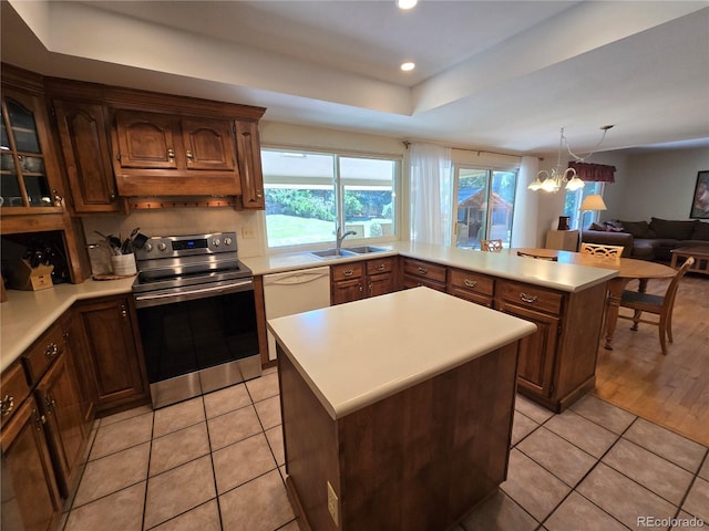 7290 S Cook Cir, Centennial, CO 80122 - kitchen featuring stainless steel range with electric stovetop, light countertops, a peninsula, a center island, and recessed lighting