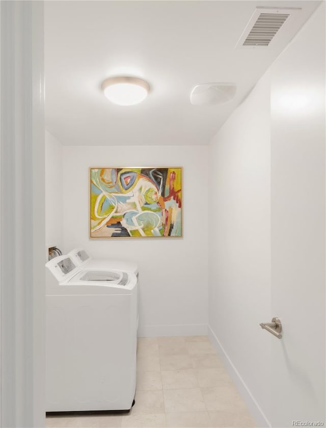 washroom with laundry area, baseboards, visible vents, and washing machine and clothes dryer