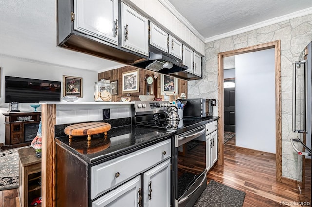 kitchen with crown molding, hardwood / wood-style floors, stainless steel range with electric cooktop, and a textured ceiling