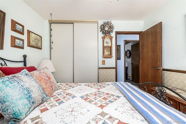 bedroom featuring a textured ceiling and a closet