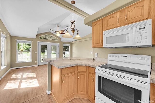 7870 Sunflower Grn Unit 151, Frederick, CO 80530 - kitchen featuring white appliances, a peninsula, light wood-style flooring, lofted ceiling, and decorative light fixtures