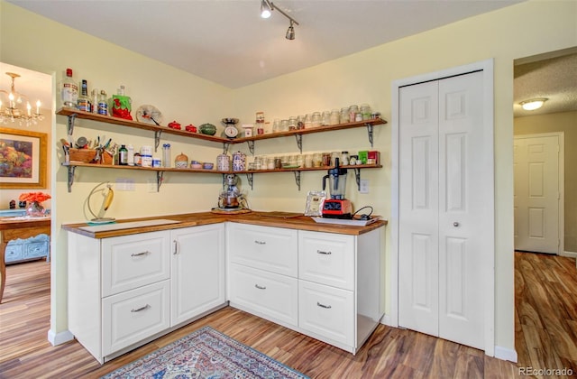 3006 Oro Blanco Dr, Colorado Springs, CO 80917 - bar with light wood-type flooring and bar area