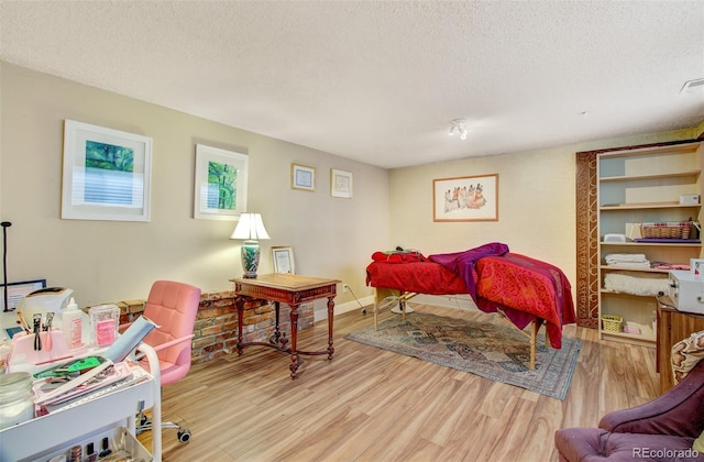 3006 Oro Blanco Dr, Colorado Springs, CO 80917 - living room featuring wood finished floors, a textured ceiling, baseboards, and visible vents