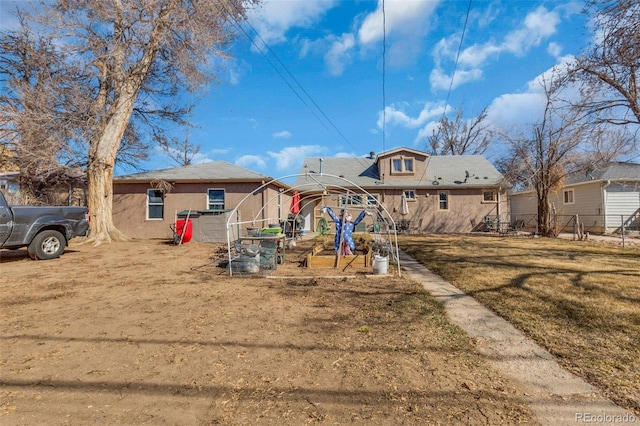 view of front of property featuring a front lawn and fence