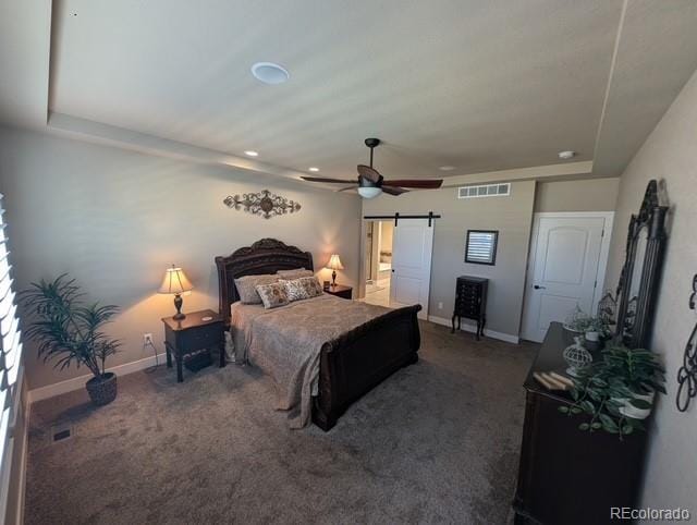 carpeted bedroom with ceiling fan, a barn door, visible vents, and baseboards