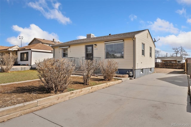 view of front facade with driveway and fence