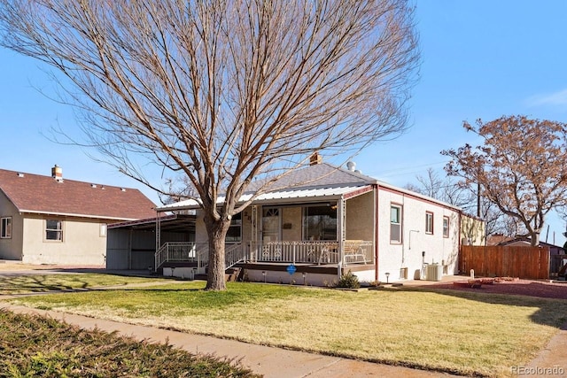 view of front of property featuring a porch and a front yard