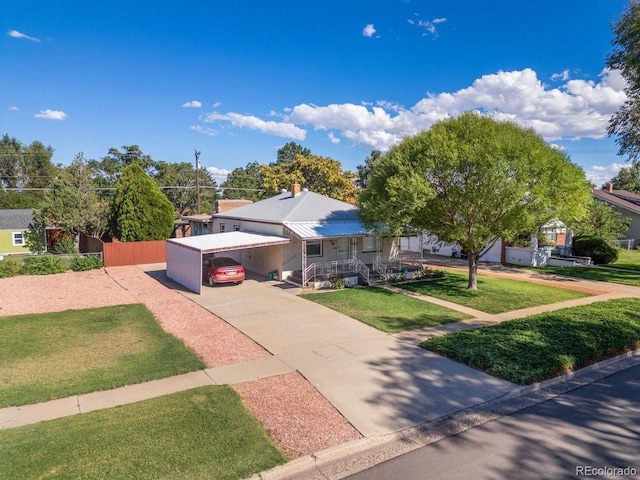 view of front of property featuring a front lawn, a porch, and a carport