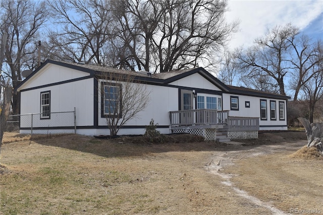 manufactured / mobile home with fence