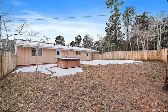 view of yard featuring a hot tub