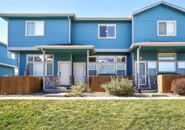 view of front of house featuring a front yard