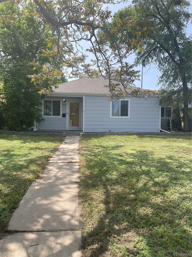 11502 E 7th Ave E, Aurora, CO 80010 - ranch-style house featuring a front yard
