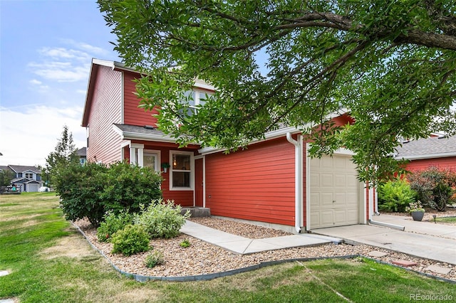 view of front of property featuring a garage and a front yard