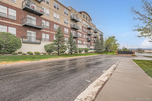 view of apartment building / complex