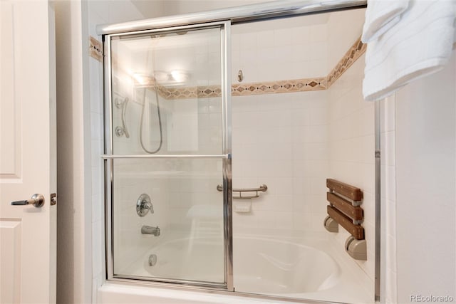 bathroom with combined bath / shower with glass door