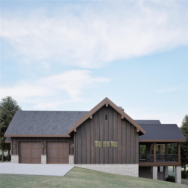 view of front of house featuring a front yard and a garage