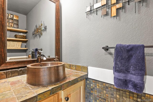 7243 S Kellerman Way, Aurora, CO 80016 - bathroom featuring vanity