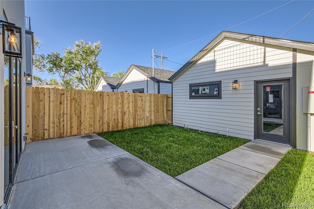 view of yard featuring a patio