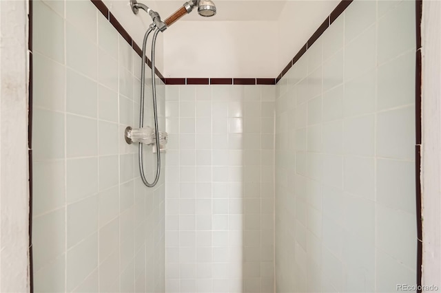 bathroom featuring a tile shower