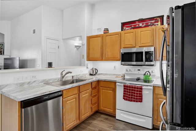 4875 S Balsam Way Unit 8-203, Littleton, CO 80123 - kitchen featuring stainless steel appliances, dark wood-style flooring, light countertops, and a peninsula