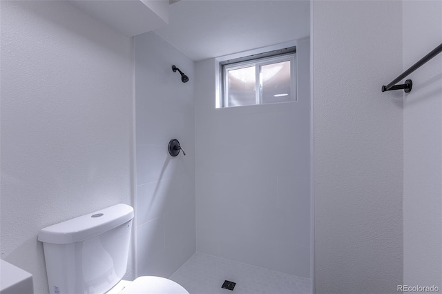2120 S Ouray St, Aurora, CO 80013 - full bath featuring tiled shower and toilet