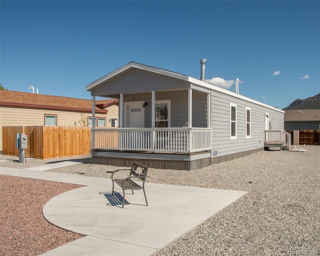 manufactured / mobile home featuring a porch