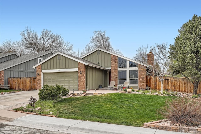 mid-century home with fence, a front lawn, board and batten siding, and a garage