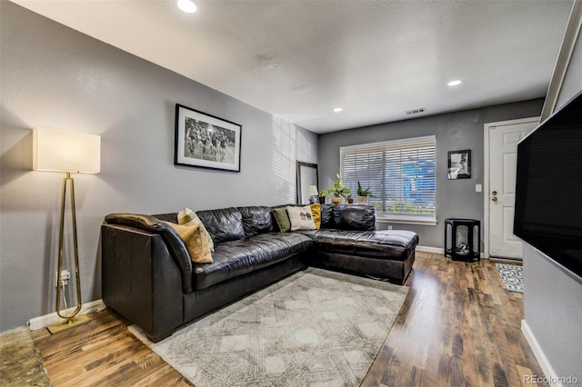 living room with dark wood-type flooring, recessed lighting, visible vents, and baseboards