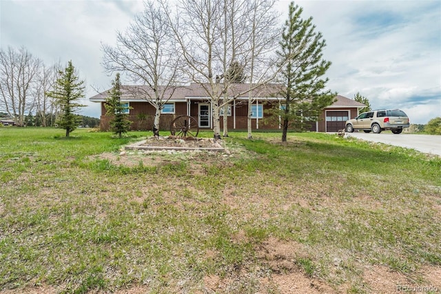 65 Yeoman Ln, Divide, CO 80814 - ranch-style home featuring asphalt driveway and a front yard