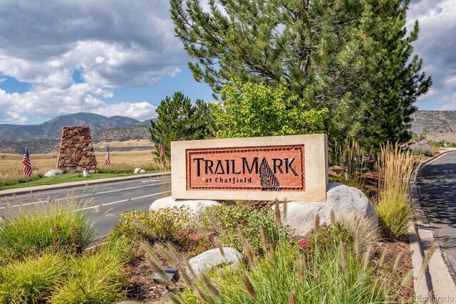 community / neighborhood sign featuring a mountain view