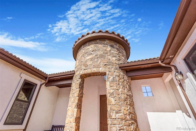 7172 S Oakleaf St, Bennett, CO 80102 - details with stucco siding