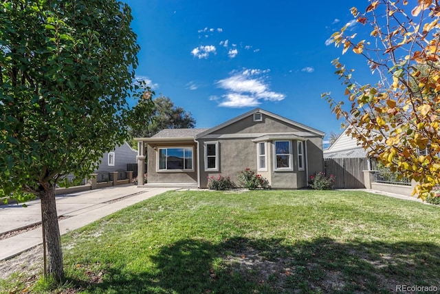 view of front of house featuring a front yard