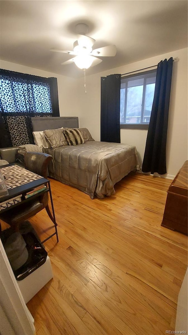 bedroom featuring light wood-style flooring and a ceiling fan