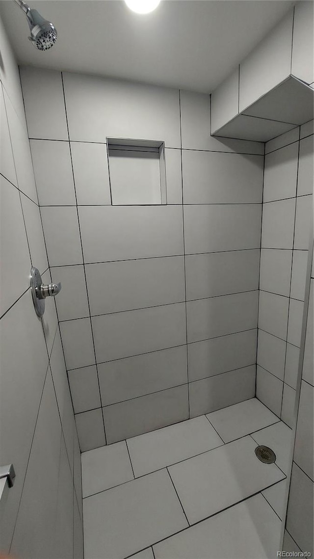 bathroom featuring a tile shower