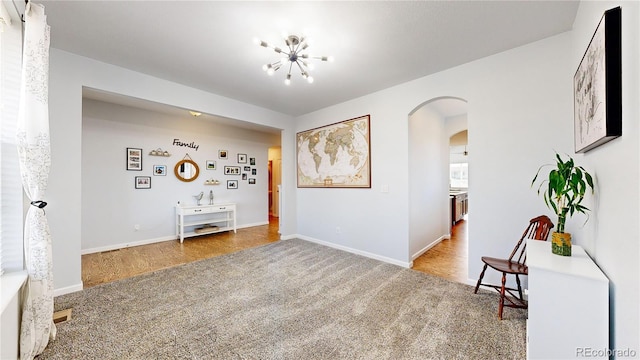 empty room featuring an inviting chandelier and carpet