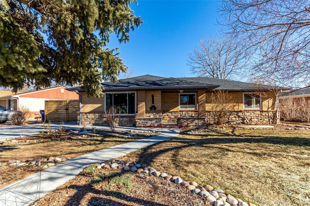 single story home with a front lawn