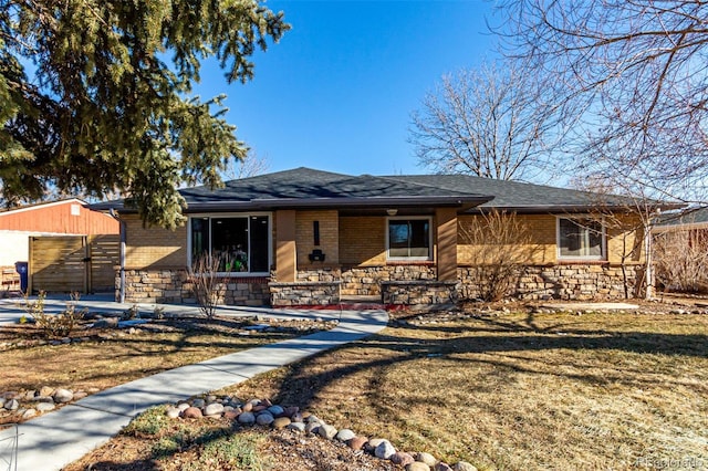 single story home with a front yard