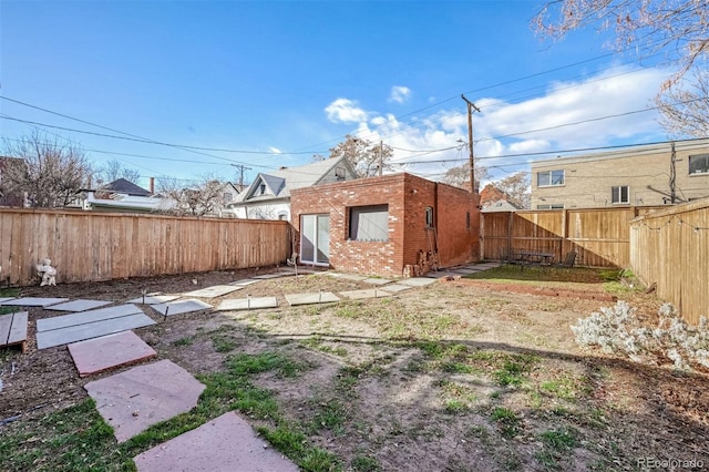 view of yard featuring an outdoor structure