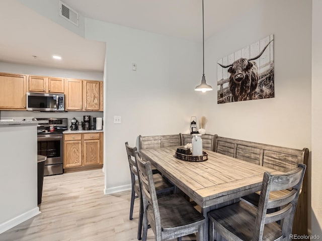5755 N Genoa Way Unit 14-105, Aurora, CO 80019 - dining area featuring baseboards, light wood-style floors, and recessed lighting
