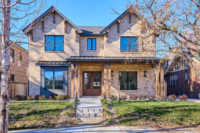 view of front of property featuring a front lawn