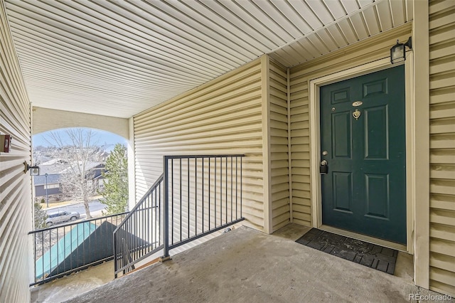 property entrance featuring a balcony