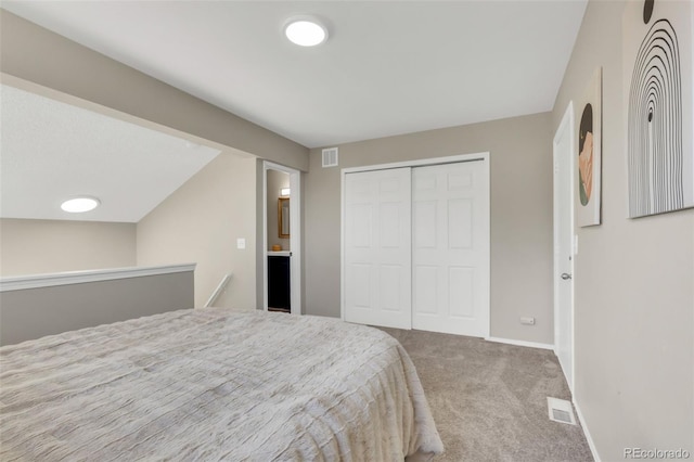 bedroom featuring visible vents, baseboards, carpet flooring, and a closet