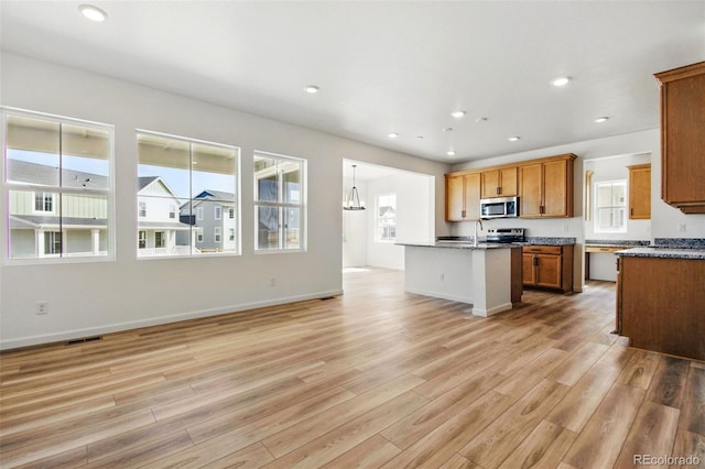 kitchen featuring light wood-style flooring, recessed lighting, visible vents, and stainless steel appliances