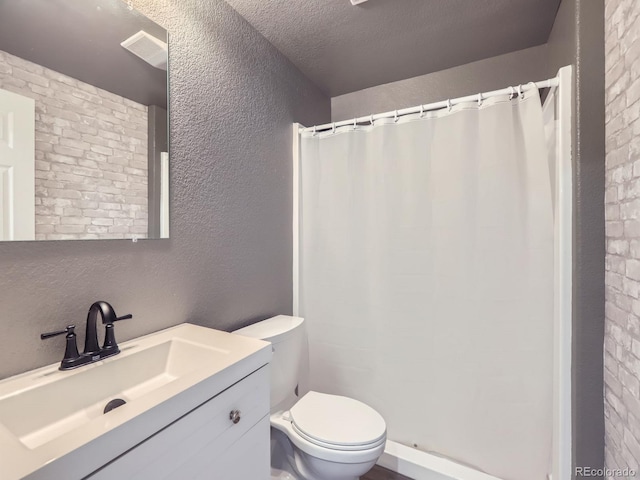 bathroom with a textured wall, toilet, a shower with shower curtain, vanity, and visible vents