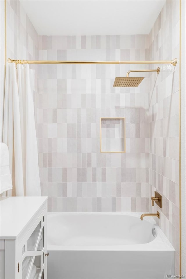 bathroom with shower / bath combo