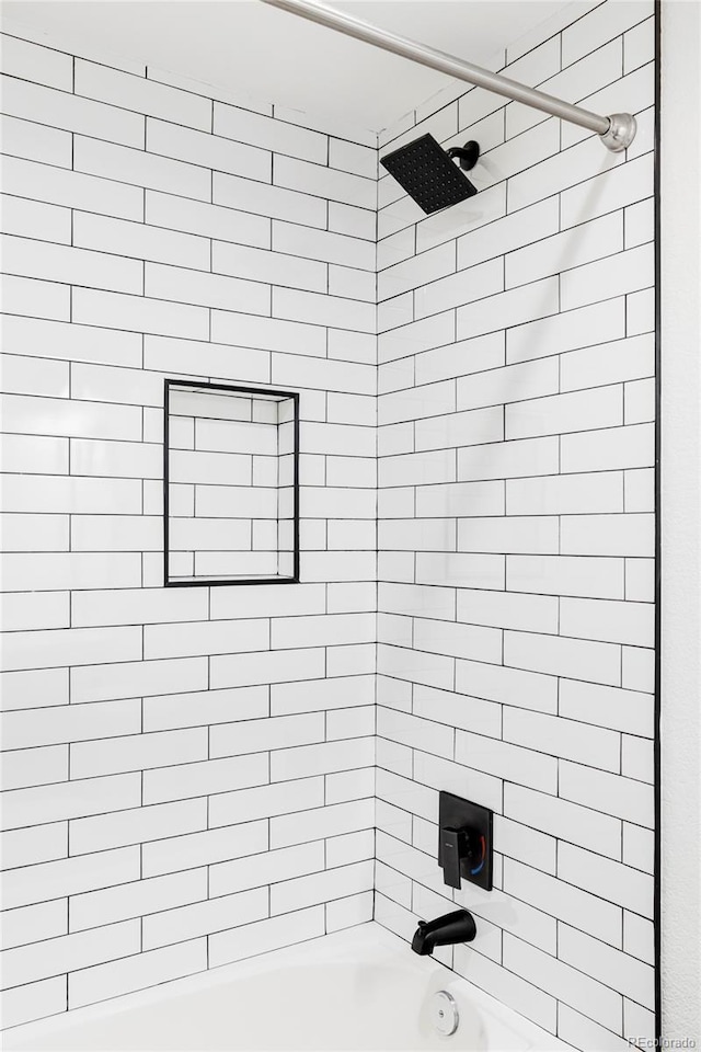 bathroom featuring tiled shower / bath combo