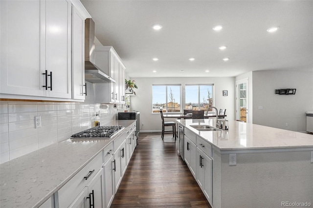 kitchen featuring recessed lighting, a sink, a kitchen island with sink, and dark wood-style floors