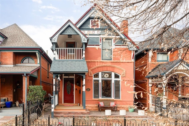 view of front of property featuring a balcony