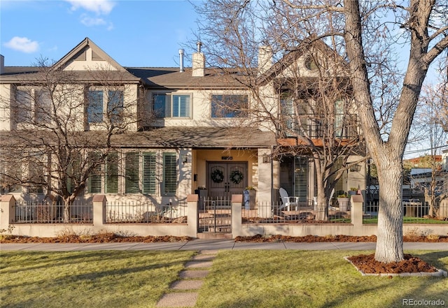 view of front of property featuring a front lawn